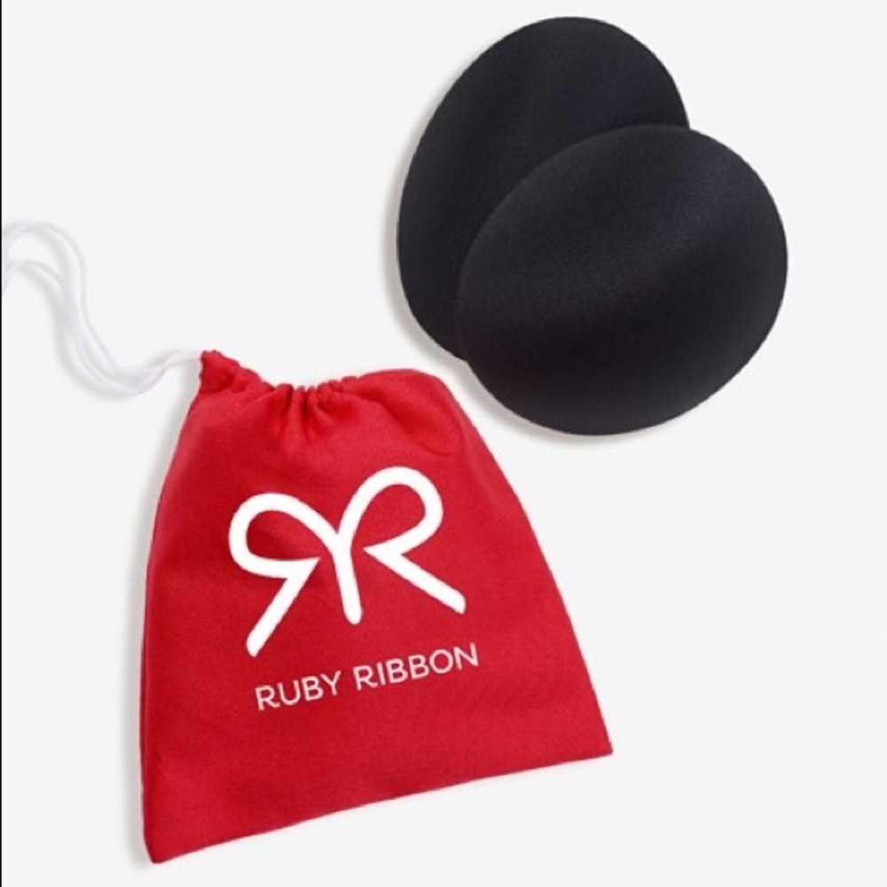Ruby ribbon black petals